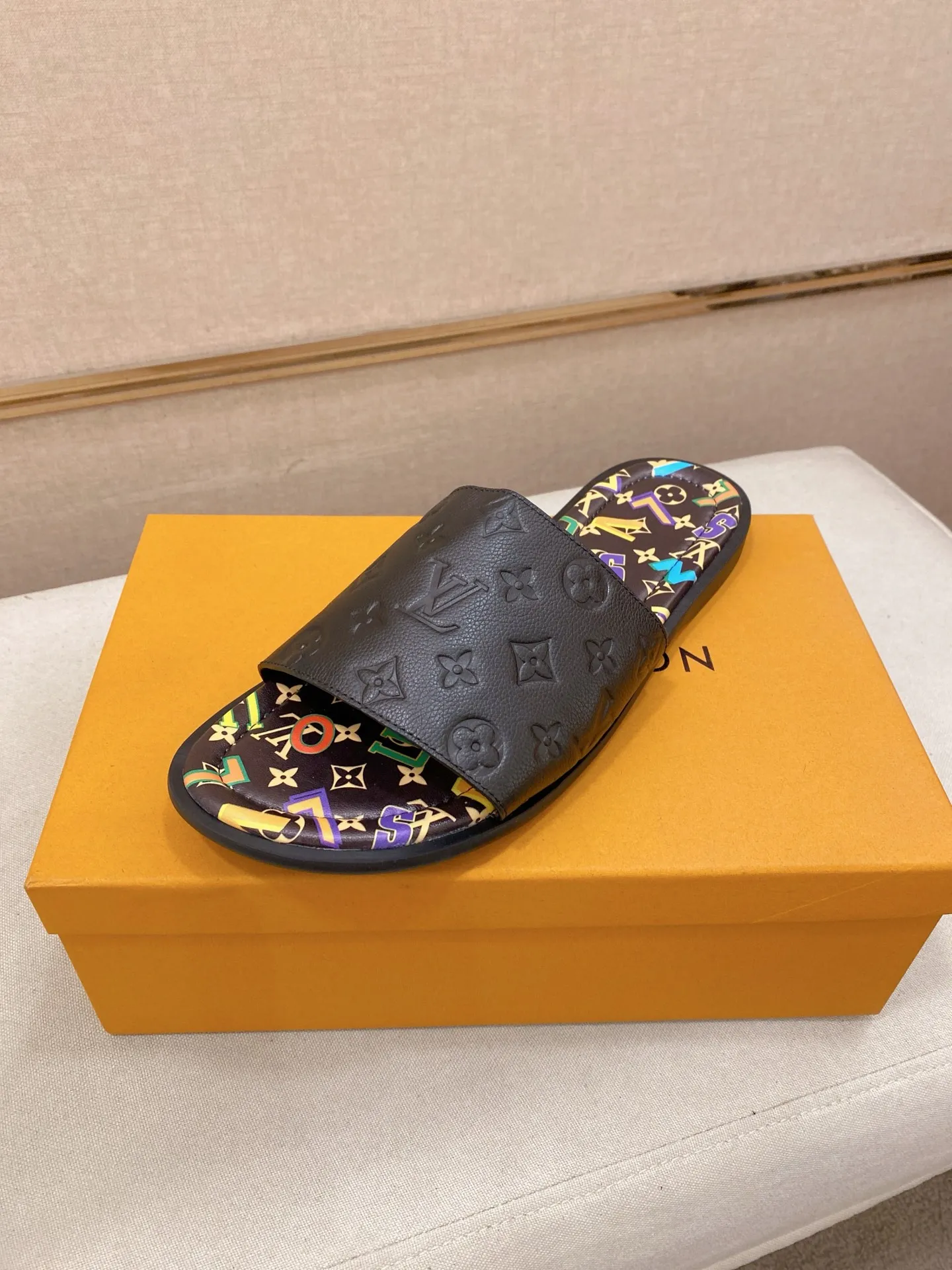 Men's shoes 💰: 340💰Made by LV🔍Top purchasing agents. Men's spring and summer slippers are available at the same counter. The uppers are imported cowhide from Italy, with logo graphics and high-quality craftsmanship. Soles: original soles specially provided by the original factory. Exclusive movable molded soles are super comfortable. Original goods follow orders. 🔍🔍High quality. You can enter and exit the counter at will. Welcome to compare. Size 38-44. Can be customized45